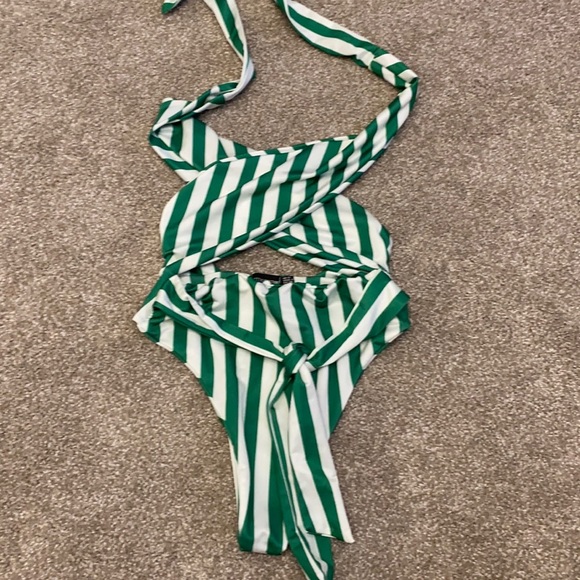Prettylittlething wrap one piece swimsuit - Picture 2 of 3